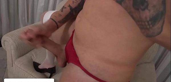  Caperucita roja tatuada masturbándose